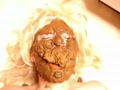 Blonde babe uses her own shit as a facial mask
